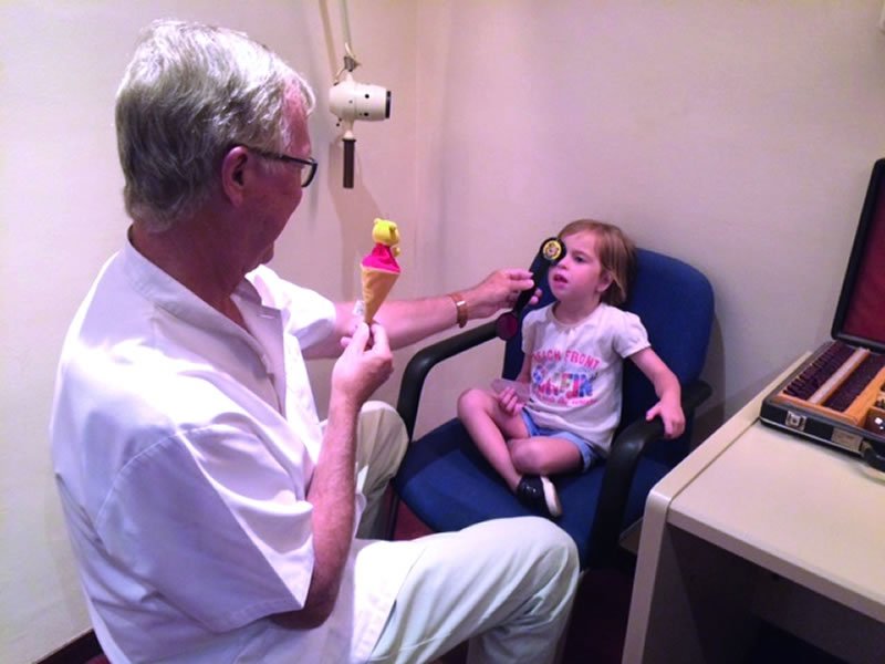 El Dr. Juan García de Oteyza explica en La Vanguardia que “a ver bien también se aprende”