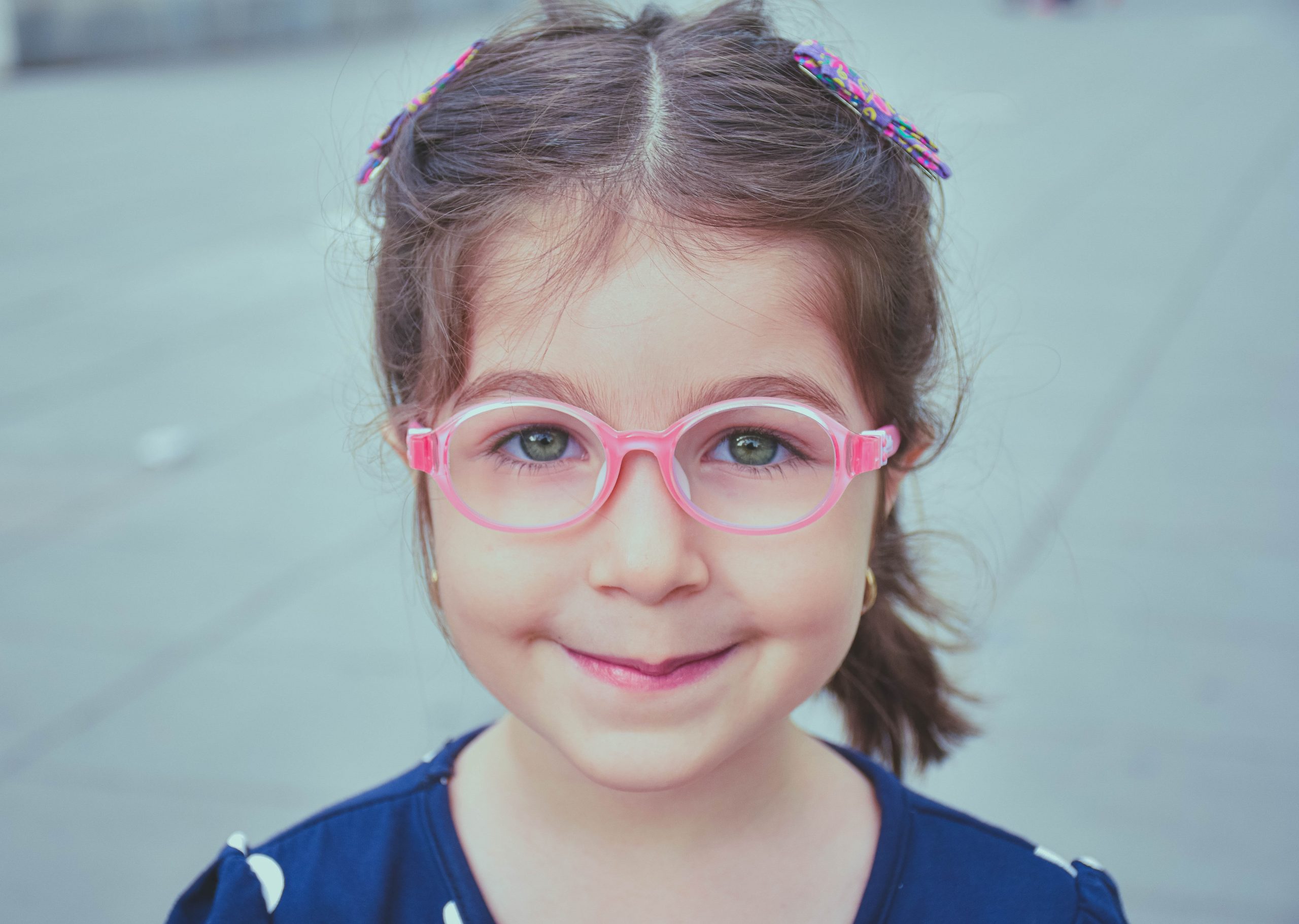 ¿Cómo deben ser las gafas para los niños?