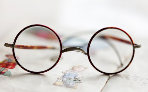 olvidarse de las gafas con la cirugía refractiva láser en Barcelona