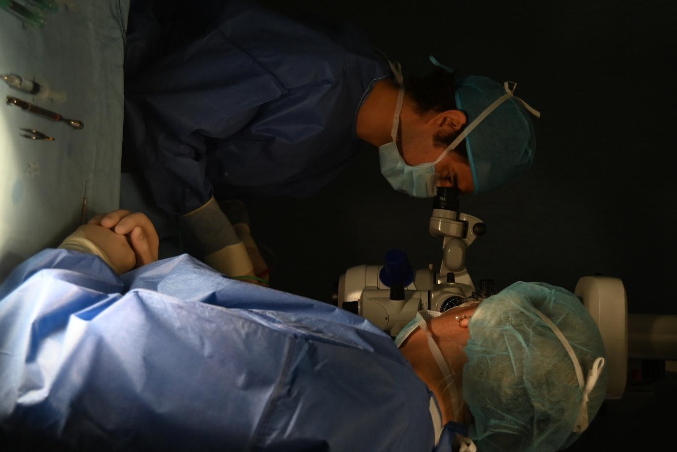 La cirugía de la catarata se considera una microcirugía y por eso se realiza a través de un microscopio