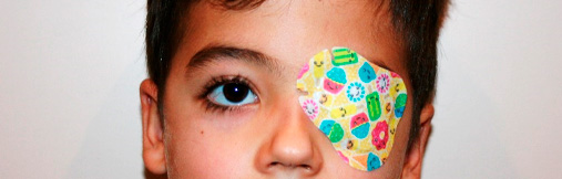 Paciente con torticolis ocular debido a un estrabismo. Al tapar uno de los dos ojos el paciente recupera la posición normal de la cabeza